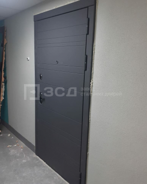 Красивая металлическая дверь крашенная под бетон (темный графит) - фото